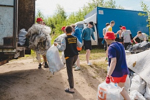 Первый выход «Через реку»: в выходные участники экологического проекта Демидовского университета очищали берег Рыбинского водохранилища возле Огарковского сельского поселения от мусора