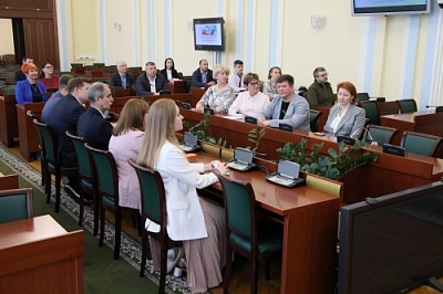 Первый проректор ЯрГУ Михаил Чистяков вручил дипломы 20 выпускникам Президентской программы подготовки управленческих кадров для организаций народного хозяйства РФ в Правительстве области