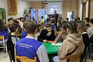 Преподаватели и студенты экономического факультета провели профориентационную игру для тутаевских школьников 